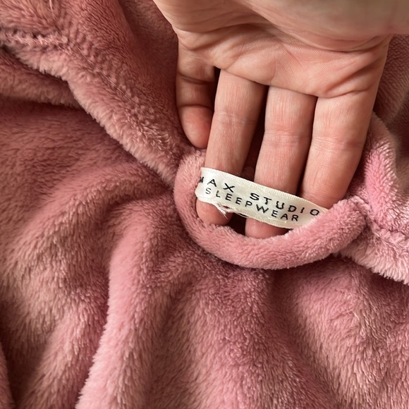 Pink fuzzy robe size medium - Picture 5 of 7